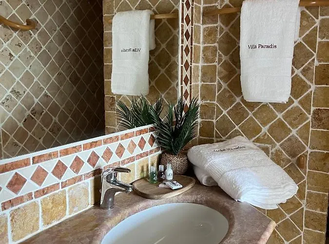 Paradis Hotel *